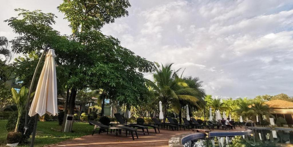Dork Jumpa Hotel Vientiane Buitenkant foto